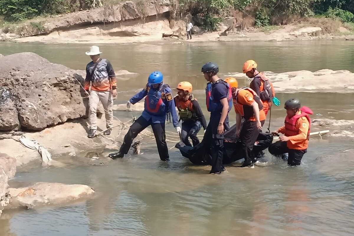 Tim SAR gabungan melakukan evakuasi korban tenggelam di Sungai Cisadane, Kampung Ketapang RT 02/03, Desa Putat Nutug, Kecamatan Ciseeng, Kabupaten Bogor, Jawa Barat, Kamis (14/9/2023). Korban ditemukan dalam kedalaman 3 meter usai tenggelam selama 16 jam.