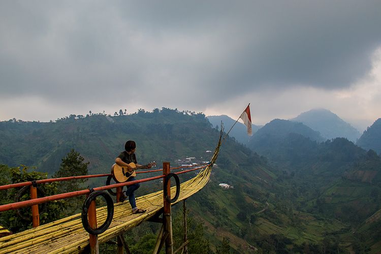 Pengunjung sedang berfoto di spot perahu wisata Bukit Hope Karanganyar.