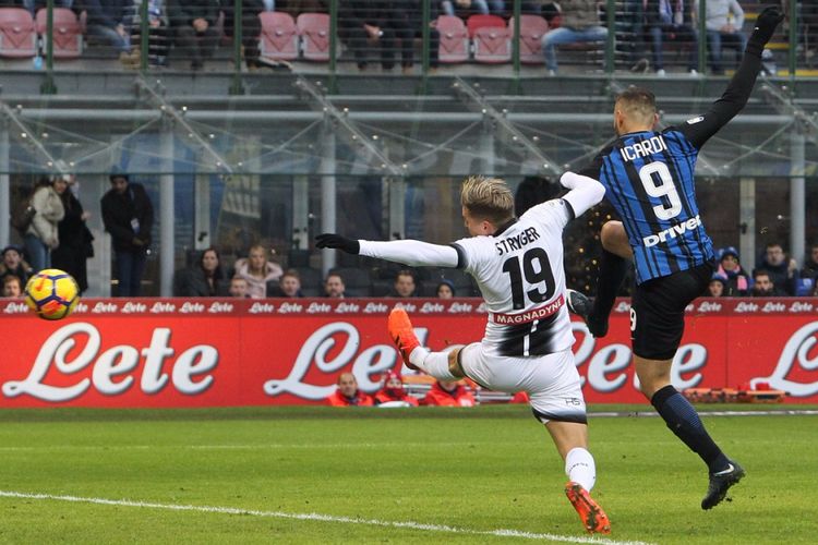 Penyerang Inter Milan, Mauro Icardi, melepas tembakan ke arah gawang Udinese pada pertandingan Serie A di Stadion Giuseppe Meazza, Sabtu (16/12/2017).