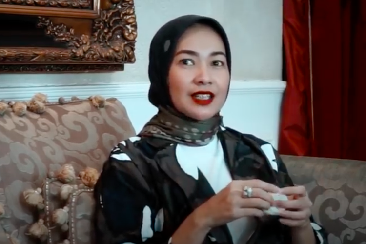 Alya Rohali saat berbincang dengan Helmy Yahya