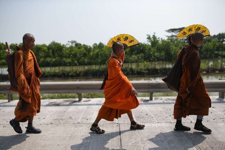 Biksu menjalankan ritual thudong kembali melanjutkan perjalanan dari Kota Tegal menuju Pemalang, Jawa Tengah, Rabu (24/5/2023). Sebanyak 32 biksu jalan kaki dari Thailand menuju Candi Borobudur untuk meyambut Hari Raya Waisak.