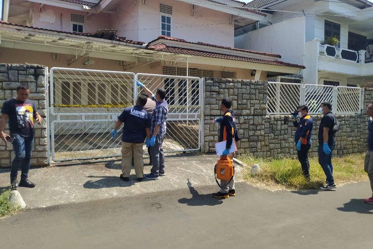 Kepolisian saat melakukan olah TKP di kediaman ditemukannya jasad ibu-anak, Perumahan Bukit Cinere, Depok, Selasa (12/9/2023).