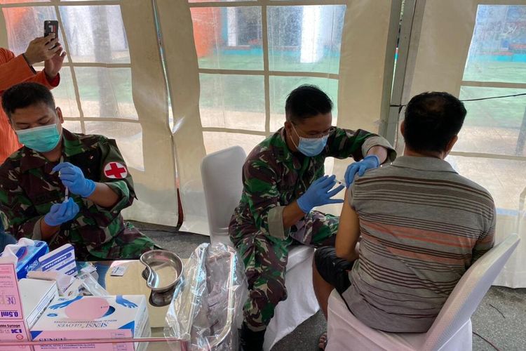 Program vaksinasi Covid-19 kini mulai menyasar masyarakat umum berusia di atas 18 tahun di Kalimantan Barat (Kalbar). Vaksin ini diberikan secara gratis, tanpa pungutan biaya. Masyarakat yang telah divaksin juga akan menerima sertifikat tanda telah mengikuti vaksinasi Covid-19.