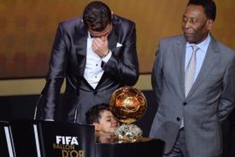 Bomber Real Madrid, Cristiano Ronaldo, saat menerima penghargaan FIFA Ballon d'Or 2013 di Zurich, Swiss, Senin (13/1/2014). 