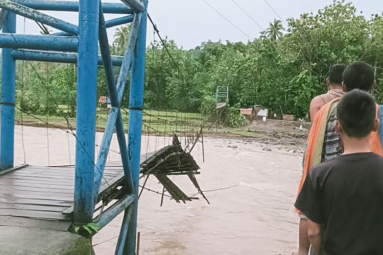 Lokasi jembatan gantung di Desa Lontar, Kecamatan Muara Jaya, Kabupaten Ogan Komering Ulu (OKU), Sumatera Selatan, yang putus setelah dihantam banjir bandang, Senin (18/10/2021).