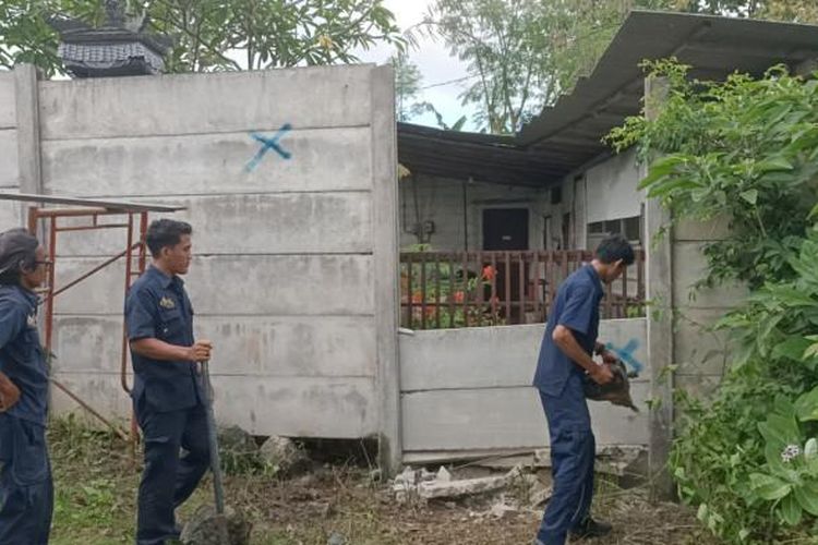 Manajemen GWK Cultural Park Bali akhirnya memutuskan untuk membongkar pagar tembok beton yang menutupi akses jalan warga Banjar Adat Giri Dharma Ungasan, Rabu 1 Oktober 2025.