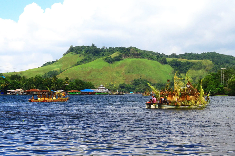 Danau Sentani. Note: foto diambil sebelum pandemi Covid-19.