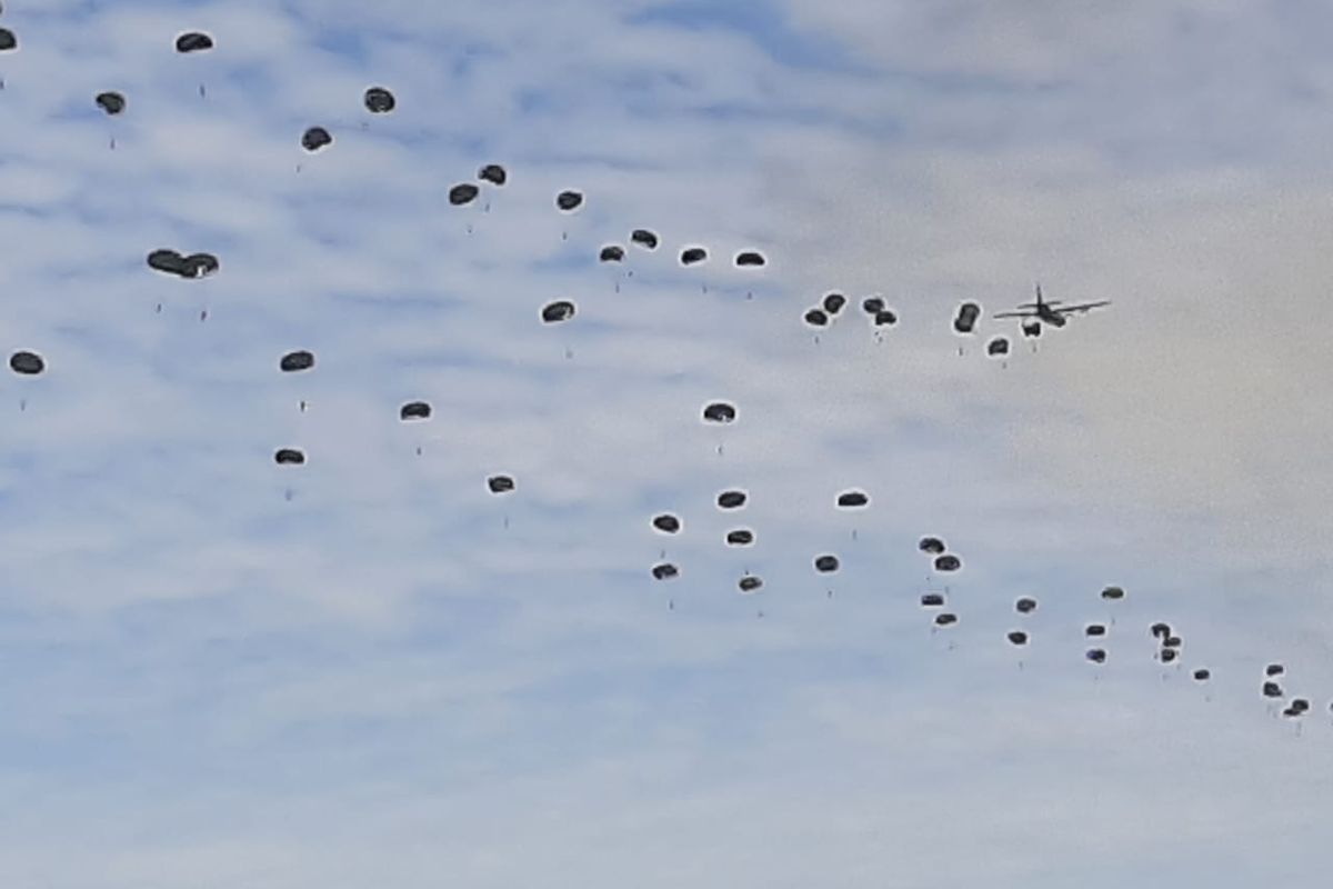 Pasukan Kopasgat lakukan aksi terjun payung di AWR Lumajang, Rabu (10/8/2022)