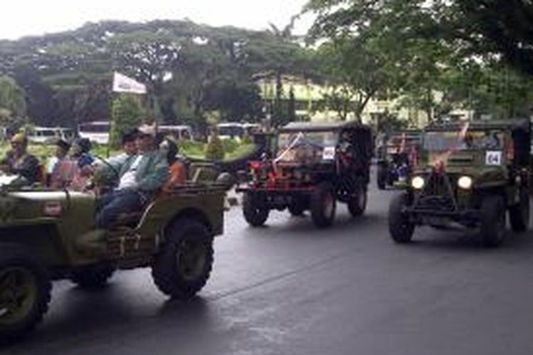 Pasangan nikah massal di Kota Malang, Jawa Timur, Jumat (21/2/2014) siang, saat di kirab di jalan protokol Kota Malang.