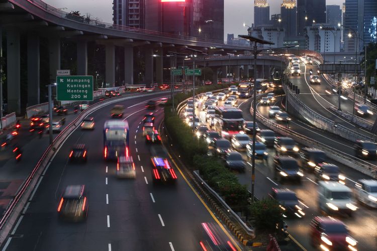 Lalu lintas kendaraan di Tol Dalam Kota Jakarta tampak padat pada jam pulang kerja di hari ketiga pemberlakuan pembatasan sosial berskala besar (PSBB) tahap dua, Rabu (16/9/2020). Pembatasan kendaraan bermotor melalui skema ganjil genap di berbagai ruas Ibu Kota resmi dicabut selama PSBB tahap dua.