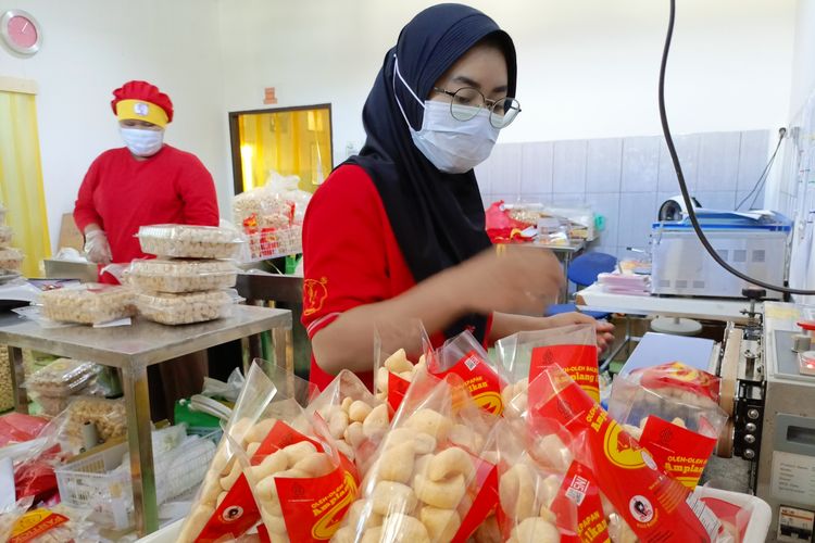 Karyawan BDS Snack tengah mengemas produk olahan ikan di rumah produksi BDS, Sentra Industri Kecil Teritip, Balikpapan, Kalimantan Timur.