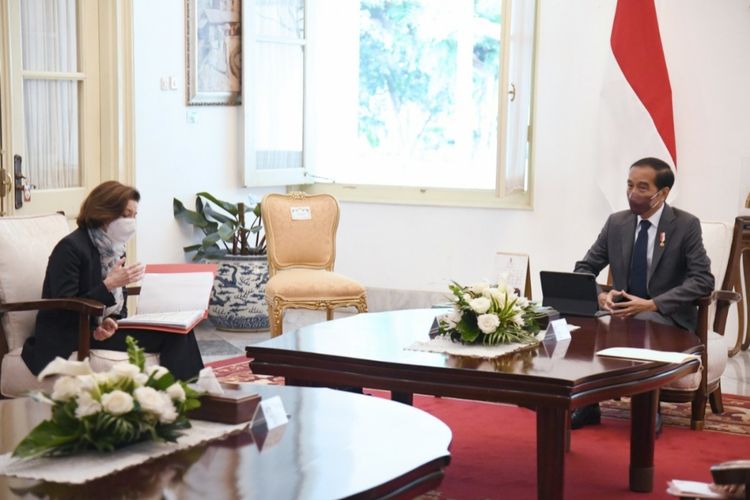 Presiden Joko Widodo menerima kunjungan Menteri Angkatan Bersenjata Republik Prancis, Florence Parly, di Istana Merdeka, Jakarta, pada Kamis (10/2/2022).