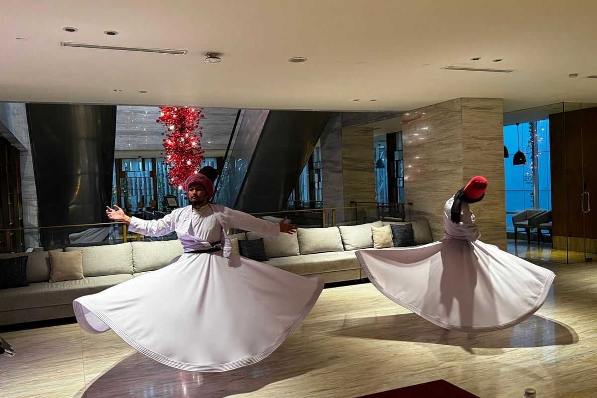 Tarian Sufi di Hotel Vasa Surabaya meramaikan buka puasa selama bulan Ramadan, Rabu (19/3/2025)