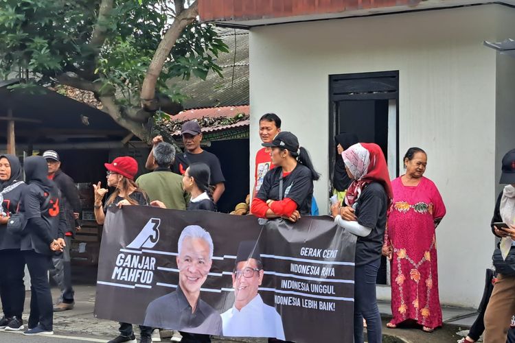 Kader PDI Perjuangan Salatiga 'mencegat' Presiden Joko Widodo dan meneriakan nama Ganjar Pranowo