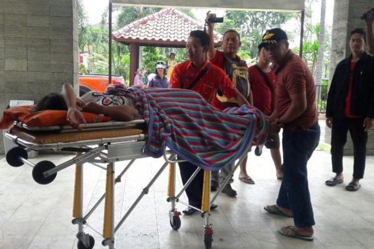 Rohmawati, korban kekerasan yang harus dirujuk ke IGD RSUD R. Soedarsono akibat tindakan kasar suaminya 