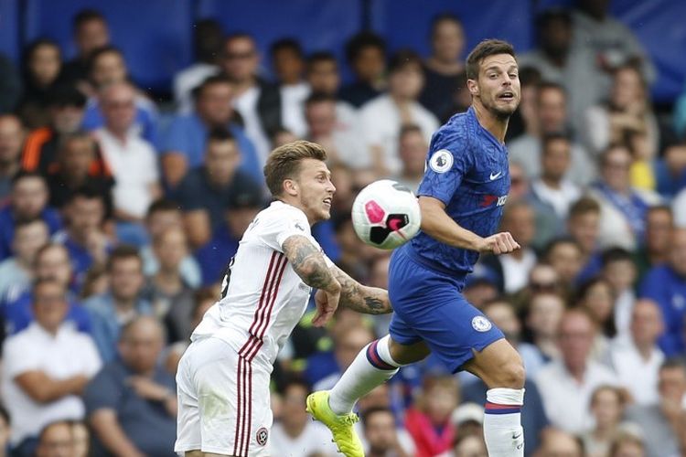 Luke Freeman dan Cesar Azpilicueta berebut bola pada pertandingan Chelsea vs Sheffield United di Stadion Stamford Bridge, 31 Agustus 2019. 