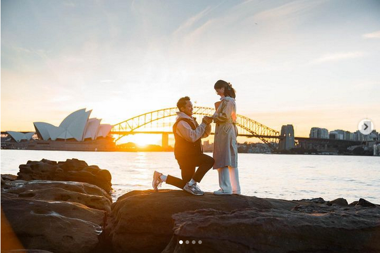 Pebulutangkis Anthony Ginting melamar kekasihnya, Mitzy Abigail, di Sydney, Australia.