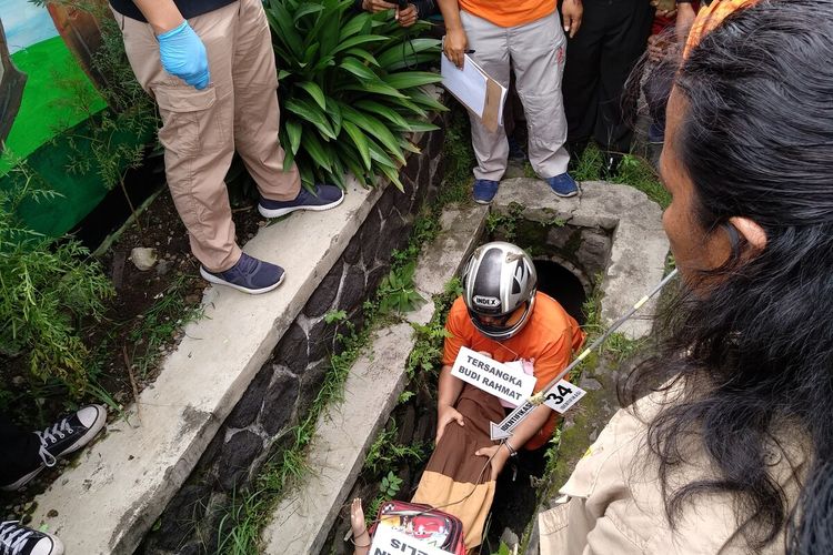 Proses rekonstruksi ayah pembunuh anak kandungnya di Tasikmalaya sampai ditemukan korban tewas di gorong-gorong digelar Satreskrim Polres Tasikmalaya Kota, Kamis (12/3/2020) kemarin.