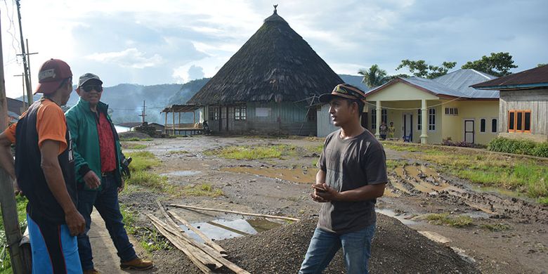 Wisatawan lokal sedang disapa oleh warga setempat di depan Rumah Gendang Ker yang beratap Ijuk di Kampung Ker, Kelurahan Goloru, Kecamatan Kuwus, Kabupaten Manggarai Barat, Flores, NTT, Minggu (31/3/2019). Rumah adat ini adalah satu-satunya yang masih menggunakan atap ijuk.