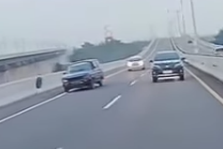 Roda mobil terlepas