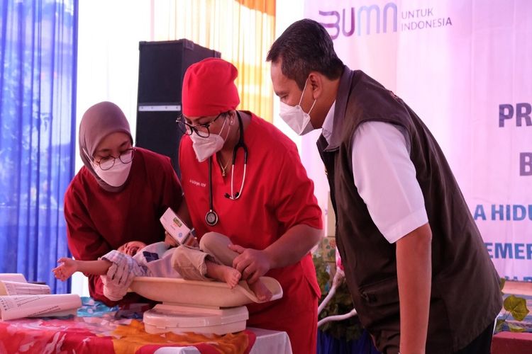 Perum Bulog menggelar pemeriksaan kesehatan pada acara pembukaan program Bulog Peduli Gizi di Kabupaten Sukabumi, Jawa Barat, Jumat (29/10/2021).