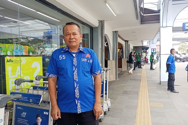 Masri (56) seorang Porter yang bertugas di Stasiun Kereta Api Bandung. Baginya profesi seorang Porter merupakan suatu kebanggan, lantaran ikut membangun citra KAI di mata publik