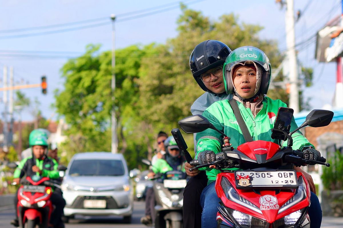 Bupati Banyuwangi Ipuk Fiestiandani saat menaiki ojek online untuk berangkat kerja. 