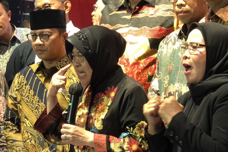 Menteri Sosial (Mensos) Tri Rismaharini dalam acara Hari Kesetiakawanan Sosial Nasional (HKSN) di  Alun-alun Ida Dewa Agung Jembe, Klungkung, Bali, Selasa (20/12/2022). 