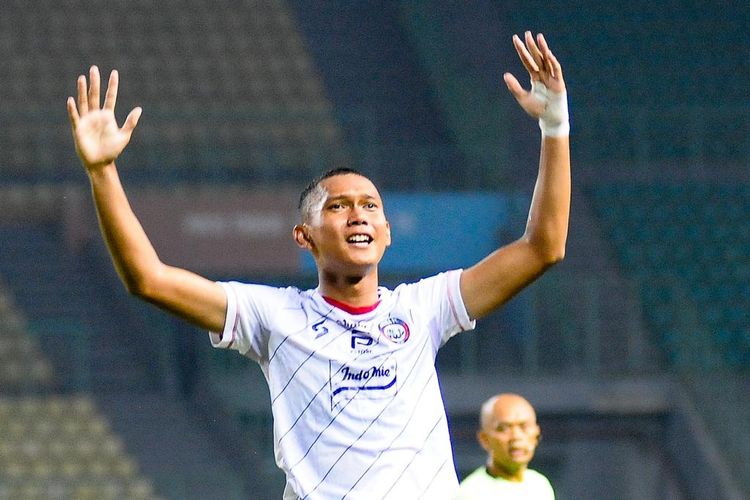 Gelandang Arema FC, Ginanjar Ramadhani, melakukan selebrasi setelah mencetak gol ke gawang Bhayangkara FC dalam laga pekan ke-11 Liga 1 2023-24 di Stadion Patriot Candrabhaga, Bekasi, Jumat (1/9/2023).