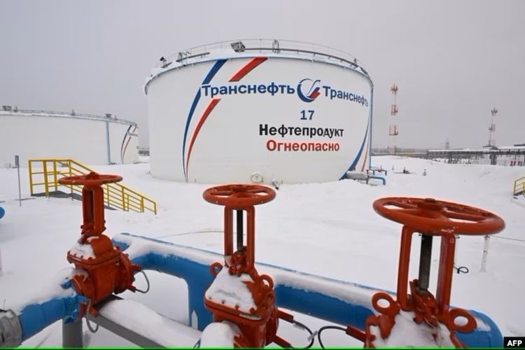 Tangki bahan bakar di lahan milik raksasa pipa minyak Rusia Transneft, 13 Desember 2023.