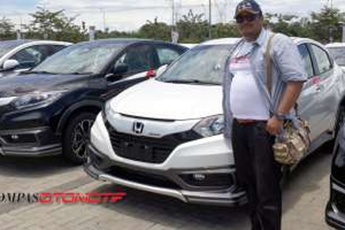 Muhammad As'ad dengan Honda HR-V Mugen pilihannya.