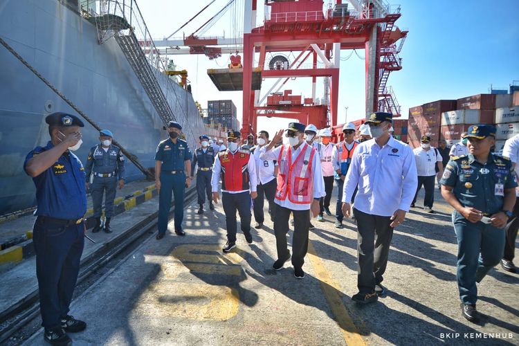 Menteri Perhubungan Budi Karya Sumadi meninjau Pelabuhan Tenau di Kupang, Nusa Tenggara Timur (NTT) pada Rabu (20/7/2022).