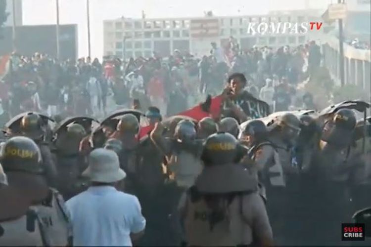 Kericuhan terjadi antara demonstran dengan aparat kepolisian di flyover Slipi, Jakarta Barat, Senin (30/9/2019).