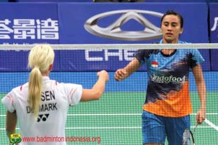 Tunggal putri Indonesia, Bellaetrix Manuputty, hendak menyalami Sandra-Maria Jensen dari Denmark usai pertandingan babak pertama BWF World Championships atau Kejuaraan Dunia 2013 di Tian-He Indoor Gymnasium, Guangzhou, China, Selasa (6/8/2013).