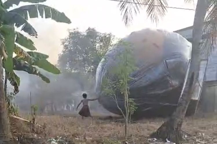 Aksi Heroik Rizki, Rela Jatuh Bangun demi Selamatkan Rumah Warga dari Balon Udara Raksasa di Pamekasan