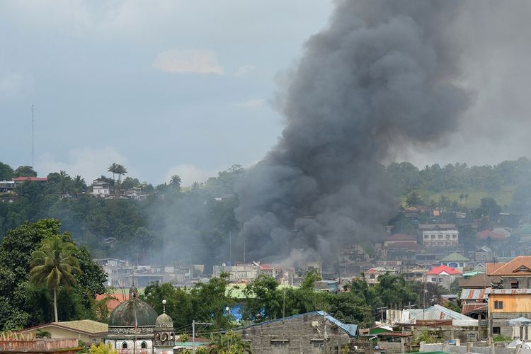 Asap mengepul dari rumah-rumah setelah pemboman lewat udara oleh Angkatan Udara Filipina di Kota Marawi, Filipina, Jumat (2/6/2017). Pertempuran berdarah terjadi antara militer Filipina dengan pasukan Maute di Marawi dalam upaya menangkap pemimpin kelompok Abu Sayyaf, Isnilon Hapilon.