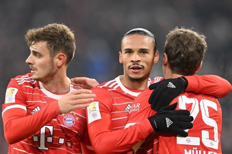 Leroy Sane (tengah) melakukan selebrasi bersama Josip Stanisic dan Thomas Mueller dalam laga pekan ke-18 Bundesliga 2022-2023 antara Bayern vs Eintracht Frankfurt di Allianz Arena, 28 Januari 2023. Terkini, Bayern akan bertamu ke markas PSG untuk melakoni leg pertama 16 besar Liga Champions 2022-2023. (Photo by CHRISTOF STACHE / AFP)