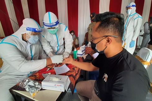 Wisatawan yang Akan ke Kota Batu Jalani Rapid Test di Perbatasan