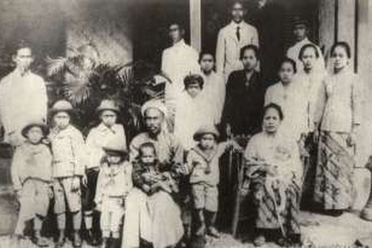 Inggit Garnasih (baju hitam) berfoto bersama keluarga tahun 1919. Pria yang berdasi hitam berdiri di belakang Inggit adalah H. Sanoesi (suaminya yang pertama). Diabadikan di muka rumahnya di Jl. Kebonjati, Bandung. 