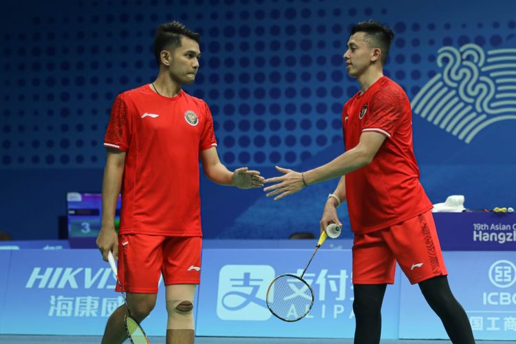 Fajar Alfian/Muhammad Rian Ardianto saat melawan Kang Min-hyuk/Seo Seung-jae (Korea Selatan) pada perempat final nomor beregu Asian Games 2022 di Binjiang Gymnasium, Hangzhou, China, Jumat (29/9/2023). 