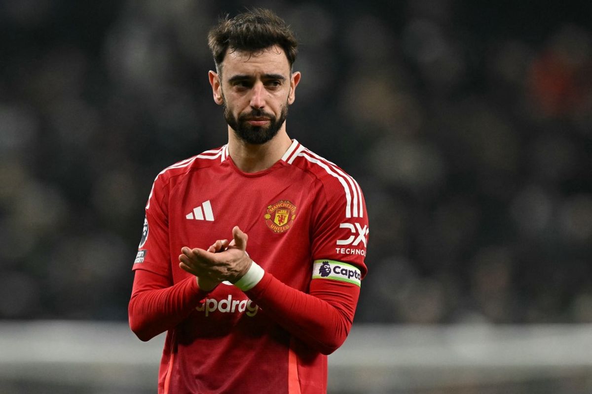 Gelandang Manchester United Bruno Fernandes bertepuk tangan kepada para penggemar setelah laga Liga Inggris antara Tottenham Hotspur dan Manchester United di Stadion Tottenham Hotspur di London, pada 16 Februari 2025. Tottenham memenangkan pertandingan dengan skor 1-0.