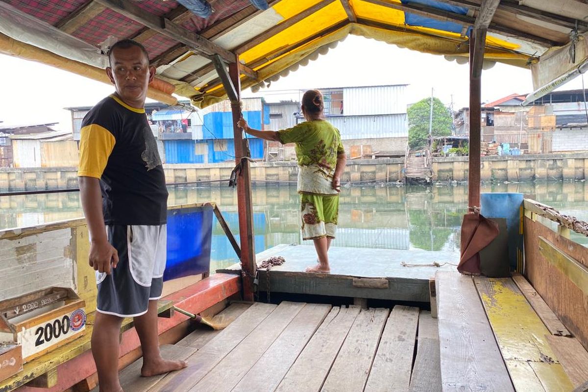 Tukang ojek perahu keliling bernama Ajiz saat ditemui di Kali Angke, Jakarta Barat, Selasa (2/8/2023). 