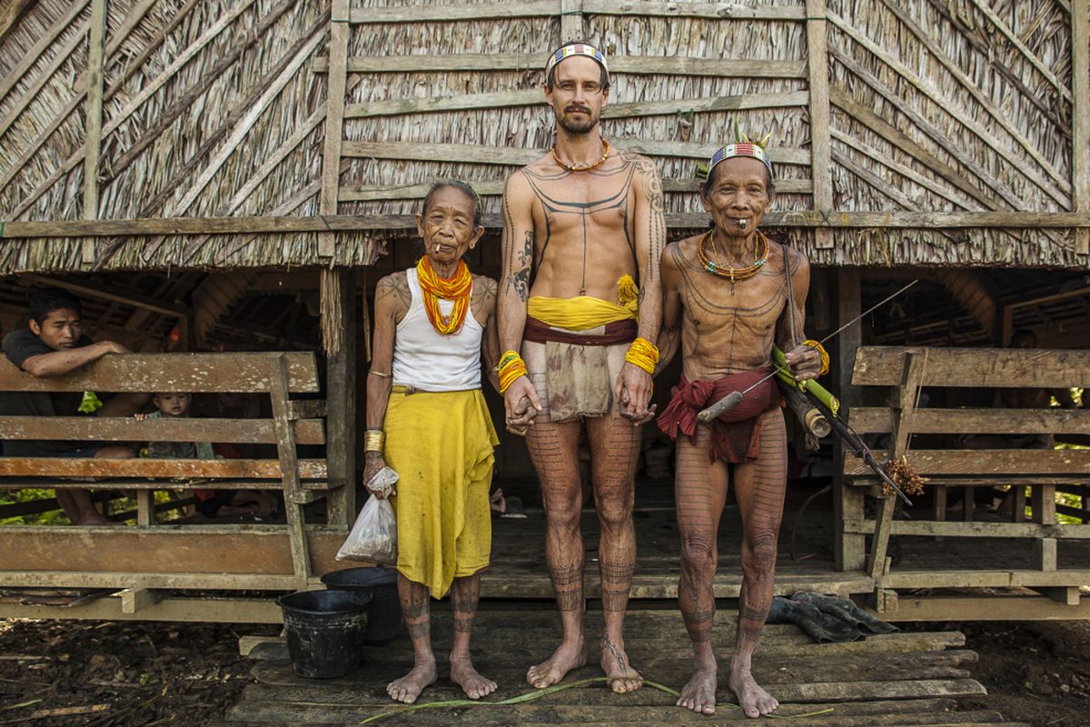 Rob Henry, pria asal Australia yang sudah tinggal bersama penduduk asli Mentawai selama delapan tahun dan mengabadikannya dalam film dokumenter As Worlds Divide