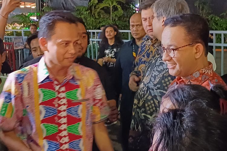 Anies Baswedan saat bersua dengan beberapa warga di Pekan Raya Jakarta (PRJ) di Kemayoran, Jakarta Pusat, Jumat (21/6/2024).