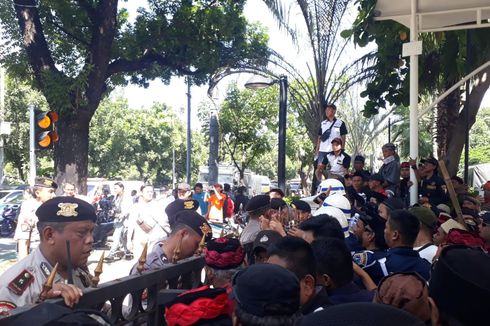 Kelompok Pendukung dan Pengkritik Anies Demo Berhadap-hadapan, Hanya Dipisahkan Pagar Balai Kota