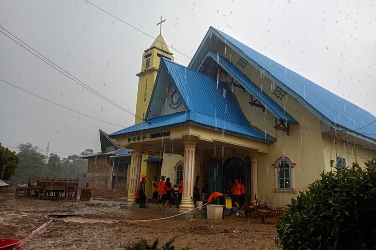 Anggota GP Ansor melakukan aksi bersih-bersih di Gereja Huria Kristen Batak Protestan (HKBP) Distrik IX Sibolga, Kabupaten Tapanuli Tengah, yang terdampak bencana, Jumat (12/12/2025).
