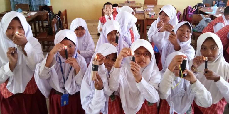 Siswa kelas empat Madrasah Ibtidaiyah Negeri (MIN) 1 Balikpapan, Kalimantan Timur terlihat antusias, gembira dan senang belajar IPA di kelas yang diampu oleh guru mereka, Wiwik Kustinaningsih.