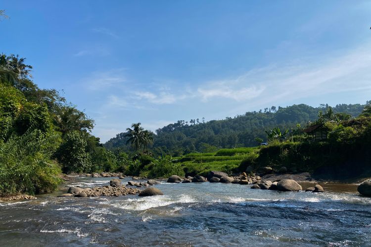 Aliran sungai di Kecamatan Babakan Madang, Kabupaten Bogor, Rabu (26/5/2021).
