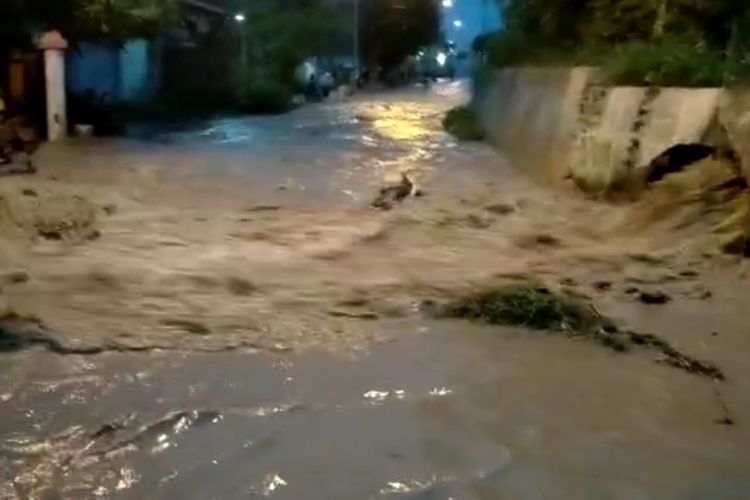 Tanggul Sungai Plumbon Kecamatan Tugu, Kota Semarang jebol