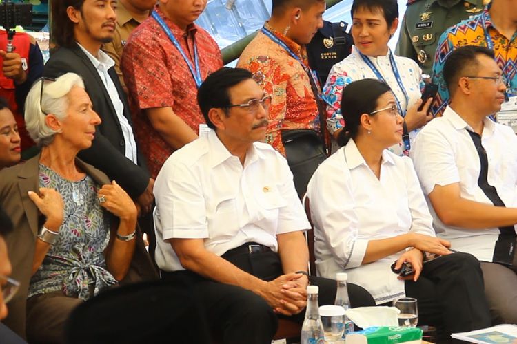 Menko Bidang Kemaritiman Luhut Binsar Panjaitan dan Menteri Keuangan Sri Mulyani bersama Direktur IMF Christine Lagarde, Gubernur NTB Zulkieflimansyah saat mengunjungi korban gempa di Lombok Barat, Senin (8/10/2018).